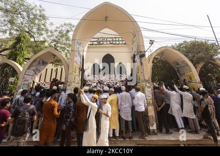 Muslime protestieren am 2. April 2021 in Dhaka, Bangladesch. Die Führer von Hefajat-e-Islam forderten die Rücknahme von Klagen gegen sie und insgesamt TK 50 Crore als Entschädigung für Mitglieder, die während der jüngsten Anti-Modi-Proteste starben und verletzt wurden. (Foto von Istiak Karim/NurPhoto) Stockfoto