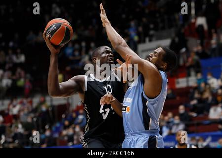 Will Thomas (R) von Zenit St. Petersburg im Einsatz gegen Moustapha Sturz von LDLC ASVEL Villeurbanne während des EuroLeague-Basketballspiels zwischen Zenit St. Petersburg und LDLC ASVEL Villeurbanne am 2. April 2021 in der Sibur Arena in St. Petersburg, Russland. (Foto von Mike Kireev/NurPhoto) Stockfoto