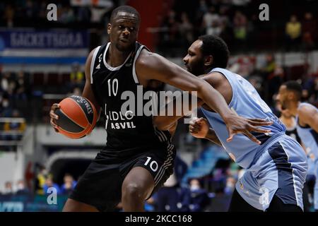 Tarik Black (R) von Zenit St. Petersburg und Moustapha fallen von LDLC ASVEL Villeurbanne in Aktion während des EuroLeague-Basketballspiels zwischen Zenit St. Petersburg und LDLC ASVEL Villeurbanne am 2. April 2021 in der Sibur Arena in St. Petersburg, Russland. (Foto von Mike Kireev/NurPhoto) Stockfoto