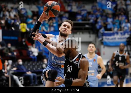 Mateusz Ponitka (L) von Zenit St. Petersburg und Norris Cole von LDLC ASVEL Villeurbanne in Aktion während des EuroLeague-Basketballspiels zwischen Zenit St. Petersburg und LDLC ASVEL Villeurbanne am 2. April 2021 in der Sibur Arena in St. Petersburg, Russland. (Foto von Mike Kireev/NurPhoto) Stockfoto