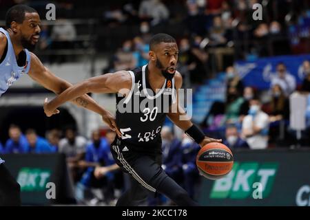 Norris Cole (R) von LDLC ASVEL Villeurbanne und will Thomas von Zenit St. Petersburg im Einsatz während des EuroLeague-Basketballspiels zwischen Zenit St. Petersburg und LDLC ASVEL Villeurbanne am 2. April 2021 in der Sibur Arena in Sankt Petersburg, Russland. (Foto von Mike Kireev/NurPhoto) Stockfoto