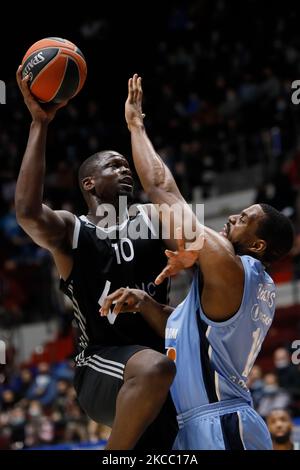 Will Thomas (R) von Zenit St. Petersburg im Einsatz gegen Moustapha Sturz von LDLC ASVEL Villeurbanne während des EuroLeague-Basketballspiels zwischen Zenit St. Petersburg und LDLC ASVEL Villeurbanne am 2. April 2021 in der Sibur Arena in St. Petersburg, Russland. (Foto von Mike Kireev/NurPhoto) Stockfoto