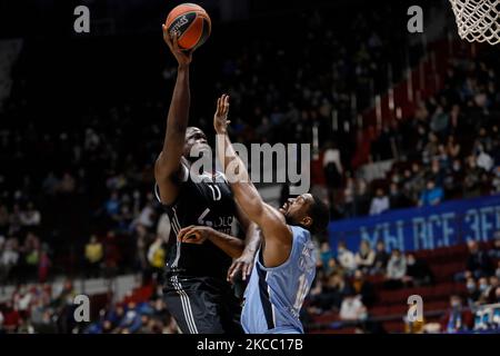 Will Thomas (R) von Zenit St. Petersburg im Einsatz gegen Moustapha Sturz von LDLC ASVEL Villeurbanne während des EuroLeague-Basketballspiels zwischen Zenit St. Petersburg und LDLC ASVEL Villeurbanne am 2. April 2021 in der Sibur Arena in St. Petersburg, Russland. (Foto von Mike Kireev/NurPhoto) Stockfoto