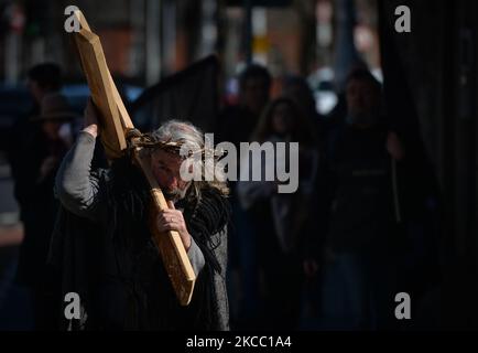 Gläubige während einer feierlichen Prozession am Karfreitag 2021, beim Gehen und Beten vom General Post Office zum 'Papstkreuz' im Phoenix Park in Dublin, während der COVID-19-Sperre auf Stufe 5. Am Freitag, den 2. April 2021, in Dublin, Irland. (Foto von Artur Widak/NurPhoto) Stockfoto