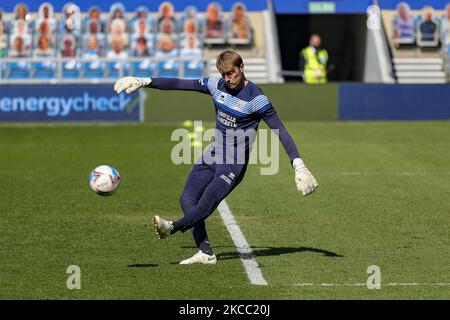 QPR-Torwart Joe Lumley wärmt sich vor dem Sky Bet Championship-Spiel zwischen Queens Park Rangers und Coventry City am Freitag, dem 2.. April 2021, im Kiyan Prince Foundation Stadium, London auf. (Foto von Ian Randall/MI News/NurPhoto) Stockfoto