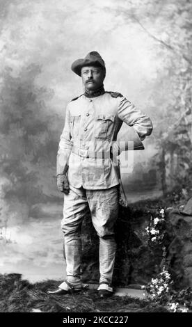 Colonel Theodore Roosevelt posiert in Rough Rider Uniform, 1898. Stockfoto