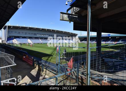 Allgemeiner Blick auf die Action während des Spiels der Sky Bet League 2 zwischen Oldham Athletic und Stevenage im Boundary Park, Oldham am Freitag, den 2.. April 2021. (Foto von Eddie Garvey/MI News/NurPhoto) Stockfoto