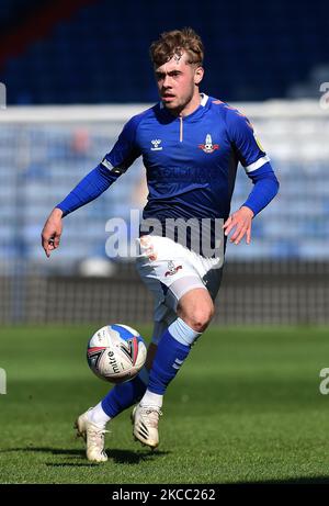 Stock-Action-Bild von Oldham Athletic's Alfie McCalmont während des Sky Bet League 2-Spiels zwischen Oldham Athletic und Stevenage am Freitag, 2.. April 2021 im Boundary Park, Oldham. (Foto von Eddie Garvey/MI News/NurPhoto) Stockfoto