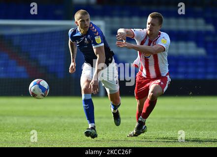 Harry Clarke von Oldham Athletic tuselt mit Luke Norris von Stevenage während des Spiels der Sky Bet League 2 zwischen Oldham Athletic und Stevenage im Boundary Park, Oldham, am Freitag, den 2.. April 2021. (Foto von Eddie Garvey/MI News/NurPhoto) Stockfoto