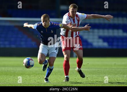 Harry Clarke von Oldham Athletic tuselt mit Luke Norris von Stevenage während des Spiels der Sky Bet League 2 zwischen Oldham Athletic und Stevenage im Boundary Park, Oldham, am Freitag, den 2.. April 2021. (Foto von Eddie Garvey/MI News/NurPhoto) Stockfoto