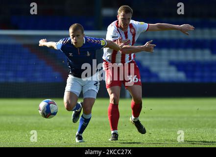 Harry Clarke von Oldham Athletic tuselt mit Luke Norris von Stevenage während des Spiels der Sky Bet League 2 zwischen Oldham Athletic und Stevenage im Boundary Park, Oldham, am Freitag, den 2.. April 2021. (Foto von Eddie Garvey/MI News/NurPhoto) Stockfoto