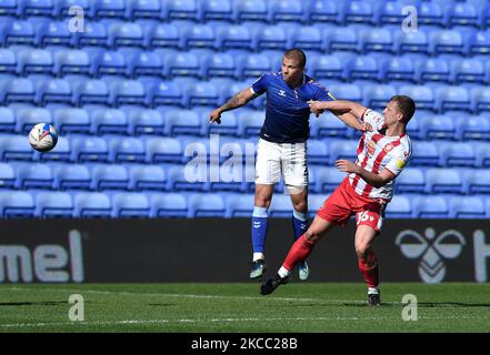 Harry Clarke von Oldham Athletic tuselt mit Luke Norris von Stevenage während des Spiels der Sky Bet League 2 zwischen Oldham Athletic und Stevenage im Boundary Park, Oldham, am Freitag, den 2.. April 2021. (Foto von Eddie Garvey/MI News/NurPhoto) Stockfoto