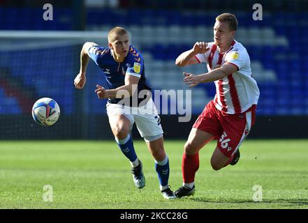 Harry Clarke von Oldham Athletic tuselt mit Luke Norris von Stevenage während des Spiels der Sky Bet League 2 zwischen Oldham Athletic und Stevenage im Boundary Park, Oldham, am Freitag, den 2.. April 2021. (Foto von Eddie Garvey/MI News/NurPhoto) Stockfoto