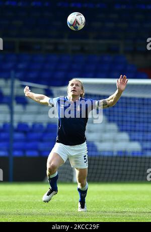 Stock-Action-Bild von Oldham Athletic Carl Piergianni während des Sky Bet League 2-Spiels zwischen Oldham Athletic und Stevenage im Boundary Park, Oldham am Freitag, 2.. April 2021. (Foto von Eddie Garvey/MI News/NurPhoto) Stockfoto