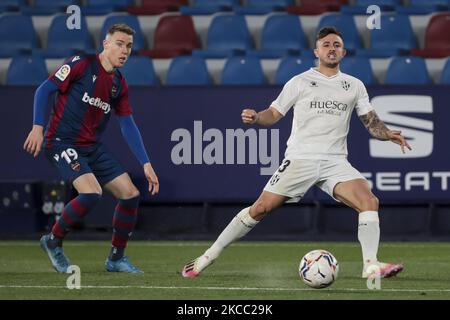 Levantes Verteidiger Carlos Clerc (L) und Maffeo von SD Huesca während des spanischen La Liga-Spiels zwischen Levante UD und SD Huesca am 02. April 2021 im Stadion Ciutat de Valencia. (Foto von Jose Miguel Fernandez/NurPhoto) Stockfoto