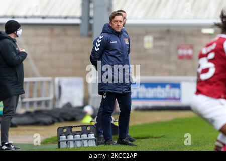 Northampton Town-Manager Jon Brady während der ersten Hälfte des Sky Bet League One-Spiels zwischen Northampton Town und Shrewsbury Town im PTS Academy Stadium, Northampton, am Freitag, den 2.. April 2021. (Foto von John Cripps/MI News/NurPhoto) Stockfoto