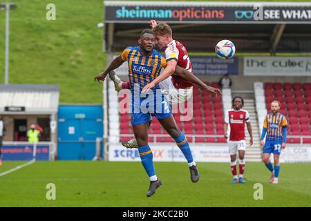 Aaron Pierre von Shrewsbury Town wird am Freitag, den 2.. April 2021, von Danny Rose, Northampton Town, in der ersten Hälfte der Sky Bet League One im PTS Academy Stadium, Northampton, herausgefordert. (Foto von John Cripps/MI News/NurPhoto) Stockfoto