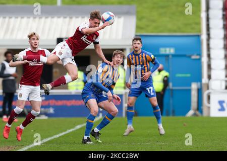 Akrobatische Kopfzeile von Northampton Town's Danny Rose während der zweiten Hälfte des Sky Bet League One-Spiels zwischen Northampton Town und Shrewsbury Town im PTS Academy Stadium, Northampton am Freitag, den 2.. April 2021. (Foto von John Cripps/MI News/NurPhoto) Stockfoto