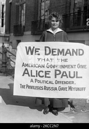 Ein Suffragette mit einem Schild zur Unterstützung von Alice Paul, 1917. Stockfoto