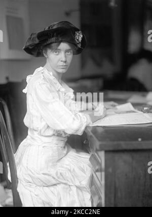 Alice Paul schrieb 1915 an einem Schreibtisch. Stockfoto