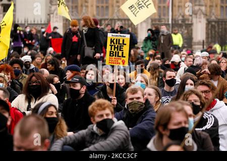 Aktivisten demonstrieren am 3. April 2021 auf dem Parliament Square in London, England, gegen die vorgeschlagenen neuen Polizeibefugnisse, die im Gesetzentwurf der Regierung für Polizei, Kriminalität, Verurteilung und Gerichte festgelegt wurden. Der Gesetzentwurf, der sich derzeit in der „Ausschussphase“ seines Durchgangs durch das Unterhaus befindet, würde es der Polizei ermöglichen, statische Proteste in England und Wales unter mehr Bedingungen zu verhängen, einschließlich fester Start- und Endzeiten und Lärmgrenzen. Darüber hinaus wird es zu einer Straftat, „absichtlich oder rücksichtslos öffentliche Belästigung zu verursachen“. (Foto von David Cliff/NurPhoto) Stockfoto