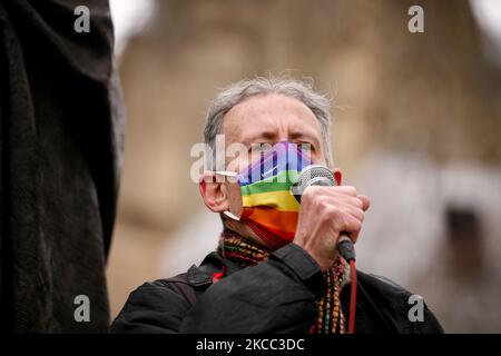 Der Menschenrechtsaktivist Peter Tatchell spricht am 3. April 2021 auf dem Parliament Square in London, England, gegen die vorgeschlagenen neuen Polizeimächte, die im Gesetzentwurf der Regierung für Polizei, Kriminalität, Verurteilung und Gerichte aufgestellt wurden. Der Gesetzentwurf, der sich derzeit in der „Ausschussphase“ seines Durchgangs durch das Unterhaus befindet, würde es der Polizei ermöglichen, statische Proteste in England und Wales unter mehr Bedingungen zu verhängen, einschließlich fester Start- und Endzeiten und Lärmgrenzen. Darüber hinaus wird es zu einer Straftat, „absichtlich oder rücksichtslos öffentliche Belästigung zu verursachen“. Stockfoto