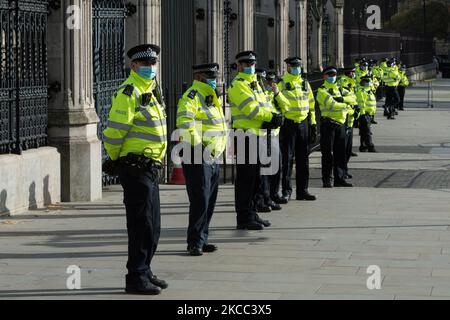 LONDON, VEREINIGTES KÖNIGREICH - 03. APRIL 2021: Polizisten stehen vor den Toren des Houses of Parliament im Zentrum von London nach einem Protest gegen das Gesetz der Regierung über Polizei, Kriminalität, Verurteilung und Gerichte, Die den Offizieren und dem Innenminister neue Befugnisse geben würden, um Proteste und öffentliche Prozessionen am 03. April 2021 in London, England, unter Bedingungen zu stellen. Die Demonstration war Teil eines nationalen Aktionstages mit Protesten in ganz Großbritannien. (Foto von Wiktor Szymanowicz/NurPhoto) Stockfoto