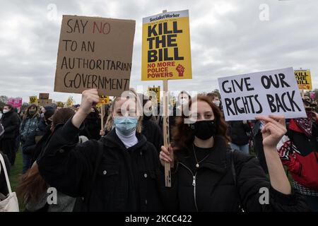 LONDON, VEREINIGTES KÖNIGREICH - 03. APRIL 2021: Demonstranten demonstrieren am 03. April 2021 in London, England, im Hyde Park, bevor sie durch das Zentrum von London gegen das Gesetz der Regierung zu Polizei, Kriminalität, Verurteilung und Gerichten marschieren, das Beamten und dem Innenminister neue Befugnisse geben würde, um Bedingungen für Proteste und öffentliche Prozessionen zu schaffen. Die Demonstration ist Teil eines nationalen Aktionstages mit Protesten in ganz Großbritannien. (Foto von Wiktor Szymanowicz/NurPhoto) Stockfoto