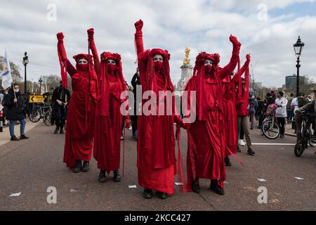 LONDON, VEREINIGTES KÖNIGREICH – 03. APRIL 2021: Die Rote Brigade von Extinction Rebellion nimmt an einem protestmarsch durch das Zentrum Londons gegen das Gesetz der Regierung zu Polizei, Kriminalität, Verurteilung und Gerichten Teil, das den Beamten und dem Innenminister neue Befugnisse geben würde, um Bedingungen für Proteste und öffentliche Prozessionen am 03. April 2021 in London, England, zu schaffen. Die Demonstration ist Teil eines nationalen Aktionstages mit Protesten in ganz Großbritannien. (Foto von Wiktor Szymanowicz/NurPhoto) Stockfoto