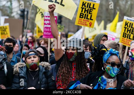 Protestierende chören ihre Opposition gegen das vorgeschlagene neue Gesetz, während sich Aktivisten für einen Protest gegen den „Kill the Bill“ in London, Großbritannien, am 3. April 2021, versammeln. Im Vereinigten Königreich wurden Proteste gegen das Gesetz über Polizei, Verbrechen, Verurteilung und Gerichte abgehalten. Die vorgeschlagenen Rechtsvorschriften, die für England und Wales gelten würden, decken eine Vielzahl von Themen ab und würden die Befugnisse der Polizei zur Regelung von Protesten erweitern. (Foto von Maciek Musialek/NurPhoto) Stockfoto