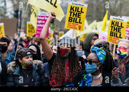 Protestierende chören ihre Opposition gegen das vorgeschlagene neue Gesetz, während sich Aktivisten für einen Protest gegen den „Kill the Bill“ in London, Großbritannien, am 3. April 2021, versammeln. Im Vereinigten Königreich wurden Proteste gegen das Gesetz über Polizei, Verbrechen, Verurteilung und Gerichte abgehalten. Die vorgeschlagenen Rechtsvorschriften, die für England und Wales gelten würden, decken eine Vielzahl von Themen ab und würden die Befugnisse der Polizei zur Regelung von Protesten erweitern. (Foto von Maciek Musialek/NurPhoto) Stockfoto