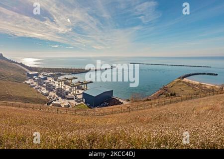 Ludington, Michigan - die Steckdose am Lake Michigan des Pumpspeicherkraftwerks von Consumers Energy. Der obere Behälter befindet sich 363 m über dem Stockfoto