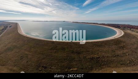 Ludington, Michigan – das Pumpspeicherkraftwerk von Consumers Energy am Lake Michigan. Der obere Stausee liegt 363 Fuß über dem Seegiveau. Wa Stockfoto