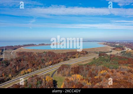 Ludington, Michigan – das Pumpspeicherkraftwerk von Consumers Energy am Lake Michigan. Der obere Stausee liegt 363 Fuß über dem Seegiveau. Wa Stockfoto