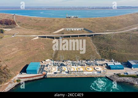 Ludington, Michigan – das Pumpspeicherkraftwerk von Consumers Energy am Lake Michigan. Der obere Stausee liegt 363 Fuß über dem Seegiveau. Wa Stockfoto