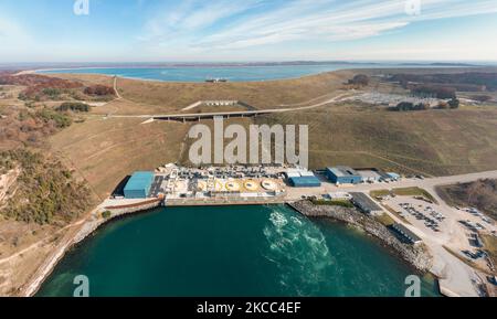 Ludington, Michigan – das Pumpspeicherkraftwerk von Consumers Energy am Lake Michigan. Der obere Stausee liegt 363 Fuß über dem Seegiveau. Wa Stockfoto