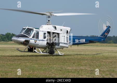 Der Hubschrauber Bell 212 der kroatischen Polizei hebt mit Polizeikräften ab. Stockfoto