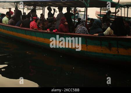 Passagiere, die am 03. April 2021 mit einem Boot über den Fluss Buriganga in Dhaka, Bangladesch, fahren, halten sich nicht in sozialer Distanz. (Foto von Syed Mahamudur Rahman/NurPhoto) Stockfoto