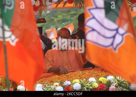Uttar Pradesh, Chief Minister Yogi Adityanath, hielt am Samstag, 03,2021. April, in Howrah, Westbengalen, eine Roadshow zur Unterstützung des BJP-Kandidaten North Howrah Assembly Umesh Rai ab. (Foto von Debajyoti Chakraborty/NurPhoto) Stockfoto
