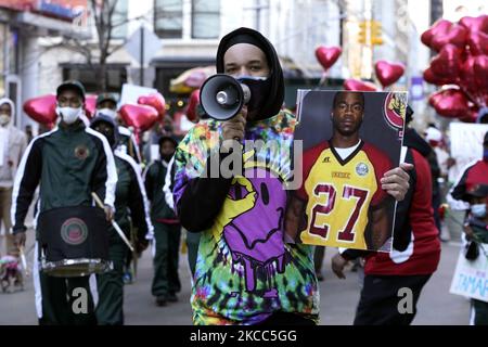 Menschen marschieren mit Ballons und Plakaten durch die Straßen zum Washington Square, zum Gedenken an Jamarion Robinson, der am 3. April 2021 in New York City, USA, 76 Mal von Bundesagenten geschossen wurde. Nach Angaben der Polizei von Atlanta wurde am 5. August 2016 in East Point Georgia ein Haftbefehl ausgestellt, der von Bundesagenten im Zusammenhang mit verschiedenen Verbrechen, darunter das Zeigen einer Waffe auf Offiziere, der Versuch, ein Feuer zu setzen und mehrere Verkehrsverletzungen, für Robinson hingerichtet werden sollte. Bei Robinson wurde eine paranoide Schizophrenie diagnostiziert. (Foto von John Lamparski/NurPhoto) Stockfoto