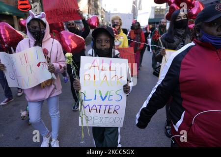 Menschen marschieren mit Ballons und Plakaten durch die Straßen zum Washington Square, zum Gedenken an Jamarion Robinson, der am 3. April 2021 in New York City, USA, 76 Mal von Bundesagenten geschossen wurde. Nach Angaben der Polizei von Atlanta wurde am 5. August 2016 in East Point Georgia ein Haftbefehl ausgestellt, der von Bundesagenten im Zusammenhang mit verschiedenen Verbrechen, darunter das Zeigen einer Waffe auf Offiziere, der Versuch, ein Feuer zu setzen und mehrere Verkehrsverletzungen, für Robinson hingerichtet werden sollte. Bei Robinson wurde eine paranoide Schizophrenie diagnostiziert. (Foto von John Lamparski/NurPhoto) Stockfoto