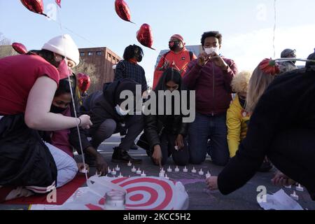 Menschen marschieren mit Ballons und Plakaten durch die Straßen zum Washington Square, zum Gedenken an Jamarion Robinson, der am 3. April 2021 in New York City, USA, 76 Mal von Bundesagenten geschossen wurde. Nach Angaben der Polizei von Atlanta wurde am 5. August 2016 in East Point Georgia ein Haftbefehl ausgestellt, der von Bundesagenten im Zusammenhang mit verschiedenen Verbrechen, darunter das Zeigen einer Waffe auf Offiziere, der Versuch, ein Feuer zu setzen und mehrere Verkehrsverletzungen, für Robinson hingerichtet werden sollte. Bei Robinson wurde eine paranoide Schizophrenie diagnostiziert. (Foto von John Lamparski/NurPhoto) Stockfoto