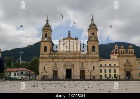 Die katholische Kirche Kolumbiens, die vom Erzbischof von Kolumbien, Msgr. Jose Luis Rueda, sowie Mitgliedern der katholischen Kirche und der Präsidentengarde Kolumbiens geleitet wird, ist geschlossen für eine öffentliche Veranstaltung auf der Plaza de Bolivar und der Catedral Primada de Colombia, Hat der traditionelle Weg der Kreuzprozession im Rahmen der Karwoche Feiertagsfeiern, in einer Veranstaltung im öffentlichen Fernsehen in das ganze Land übertragen, um soziale Distanzierungen Agglomerationen zu verhindern, in Bogota, Kolumbien am 2. April 2021. (Foto von Sebastian Barros/NurPhoto) Stockfoto