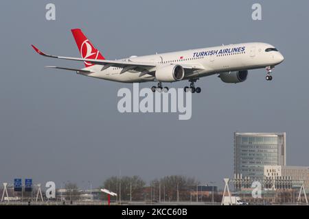 Ein neuer Airbus A350-900 von Turkish Airlines, der am Flughafen Amsterdam Schiphol AMS EHAM fliegt und landet. Das fast brandneue fortschrittliche und moderne Großkörperflugzeug hat die Zulassung TC-LGD, wird von 2x RR-Düsenmotoren angetrieben und fliegt seit März 2021. Das ankommende Flugzeug kommt vom Flughafen Istanbul, dem Hauptverkehrsknotenpunkt von THY. TK verbindet die niederländische Hauptstadt mit verschiedenen türkischen Städten. Türkisch oder Türk Hava Yollar? Ist die nationale Fluggesellschaft der Türkei und Mitglied der Star Alliance Aviation Group. Die Passagierzahlen der Weltluftfahrt gingen aufgrund der Reisebeschränkungen, der Sicherheit, zurück Stockfoto