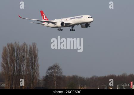 Ein neuer Airbus A350-900 von Turkish Airlines, der am Flughafen Amsterdam Schiphol AMS EHAM fliegt und landet. Das fast brandneue fortschrittliche und moderne Großkörperflugzeug hat die Zulassung TC-LGD, wird von 2x RR-Düsenmotoren angetrieben und fliegt seit März 2021. Das ankommende Flugzeug kommt vom Flughafen Istanbul, dem Hauptverkehrsknotenpunkt von THY. TK verbindet die niederländische Hauptstadt mit verschiedenen türkischen Städten. Türkisch oder Türk Hava Yollar? Ist die nationale Fluggesellschaft der Türkei und Mitglied der Star Alliance Aviation Group. Die Passagierzahlen der Weltluftfahrt gingen aufgrund der Reisebeschränkungen, der Sicherheit, zurück Stockfoto