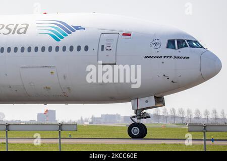 Nahaufnahme von Piloten, Kapitän, First Officer und Kabinenpersonal sind in einem Boeing 777-Cockpit mit medizinischen Gesichtsmasken als Sicherheitsmaßnahme gegen die Ausbreitung von Covid zu sehen. Die Boeing 777-300 von Garuda Indonesia rollt auf dem Flughafen Amsterdam Schiphol AMS für den Abflug nach Jakarta. Die Zahl der weltweiten Flugpassagiere sank aufgrund der Reisebeschränkungen, Sicherheitsmaßnahmen wie Sperren, Quarantäne usw. während der Ära der Coronavirus-Pandemie Covid-19, die die Luft- und Reisebranche schwer getroffen hatte. Amsterdam, Niederlande am 1. April 2021 (Foto von Nicolas Economou/NurPhoto) Stockfoto