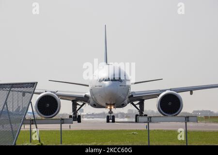 Nahaufnahme von Piloten, Kapitän, First Officer und Kabinenpersonal sind in einem Boeing 777-Cockpit mit medizinischen Gesichtsmasken als Sicherheitsmaßnahme gegen die Ausbreitung von Covid zu sehen. Die Boeing 777-300 von Garuda Indonesia rollt auf dem Flughafen Amsterdam Schiphol AMS für den Abflug nach Jakarta. Die Zahl der weltweiten Flugpassagiere sank aufgrund der Reisebeschränkungen, Sicherheitsmaßnahmen wie Sperren, Quarantäne usw. während der Ära der Coronavirus-Pandemie Covid-19, die die Luft- und Reisebranche schwer getroffen hatte. Amsterdam, Niederlande am 1. April 2021 (Foto von Nicolas Economou/NurPhoto) Stockfoto