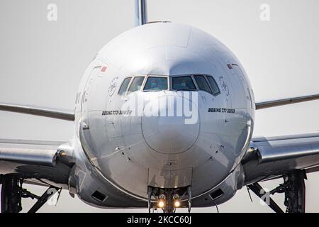 Nahaufnahme von Piloten, Kapitän, First Officer und Kabinenpersonal sind in einem Boeing 777-Cockpit mit medizinischen Gesichtsmasken als Sicherheitsmaßnahme gegen die Ausbreitung von Covid zu sehen. Die Boeing 777-300 von Garuda Indonesia rollt auf dem Flughafen Amsterdam Schiphol AMS für den Abflug nach Jakarta. Die Zahl der weltweiten Flugpassagiere sank aufgrund der Reisebeschränkungen, Sicherheitsmaßnahmen wie Sperren, Quarantäne usw. während der Ära der Coronavirus-Pandemie Covid-19, die die Luft- und Reisebranche schwer getroffen hatte. Amsterdam, Niederlande am 1. April 2021 (Foto von Nicolas Economou/NurPhoto) Stockfoto