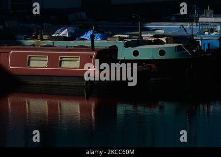 Eine allgemeine Ansicht der Lastkähne in den umzäunten Grand Canal Docks, Dublin, während der COVID-19-Sperre der Stufe 5. Am Samstag, den 3. April 2021, in Dublin, Irland. (Foto von Artur Widak/NurPhoto) Stockfoto