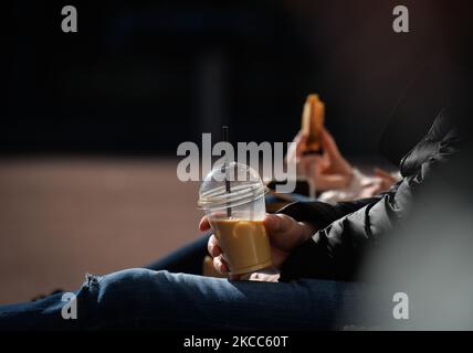 Die Menschen sahen in Dublin einen Eiskaffee und einen Snack während der COVID-19-Sperre von Level 5 genießen. Am Samstag, den 3. April 2021, in Dublin, Irland. (Foto von Artur Widak/NurPhoto) Stockfoto